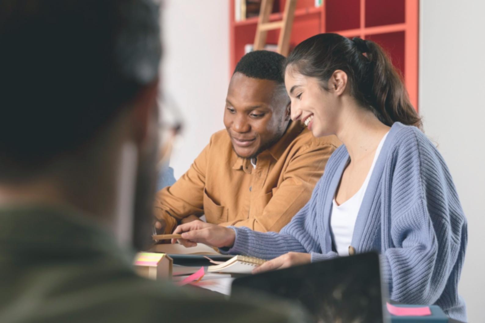 Arbeitsplatz mit Finanzanalysen und Datenvisualisierungen